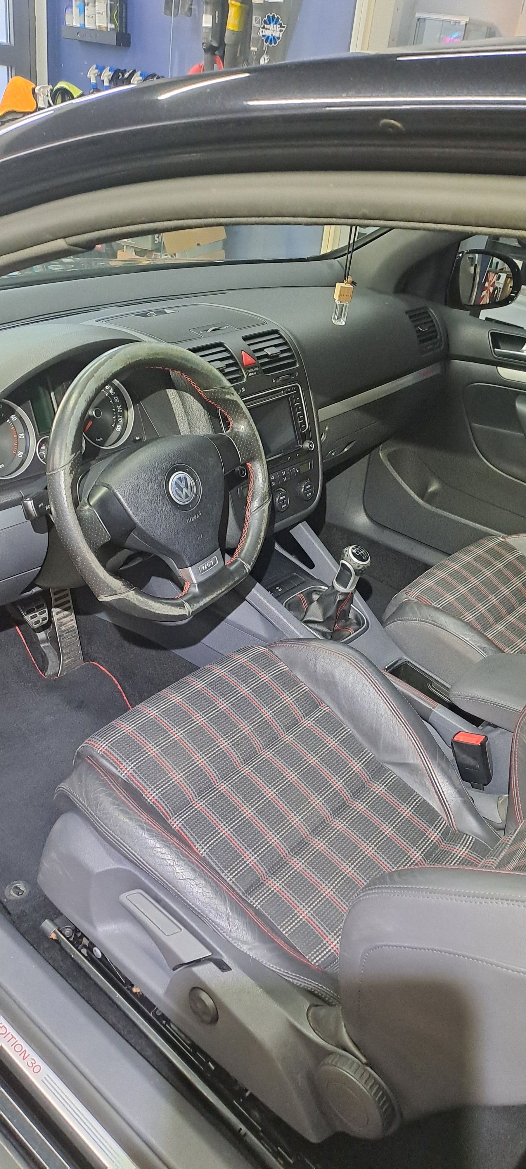 Derselbe VW Golf nach der Innenreinigung: sauberes Armaturenbrett, aufgefrischte Karositze